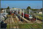 Die Doppellok 2M62UM-0117 und TEP70-0230 der LDZ Cargo warten am 30.08.2024 vor den Toren des Bahnbetriebswerkes am Rangierbahnhof Riga.