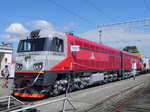 Ebenfalls auf dem Bahnhofsfest ausgestellt war diese ganz neue Diesellok (2M62UM-0111) der LDZ-Ritosa. Sie entstand als Rekonstruktion einer alten 2M62. Riga, 19.05.2016. 