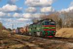 2M62UP-0112 mit Gterzug in Cesis (01.05.2013)