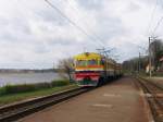 ER2-1317-07R mit Regionalzug 6420 Sloka-Riga Pasazieru auf Bahnhof Majori am 1-5-2010.