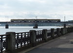 Ein ER2-Zug auf der Brücke über die Daugava in Riga am 8.8.2016.