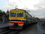 Auf dem Weg von Riga nach Tukums hält ER2T 220701 am 18.05.2016 um 20:20 Uhr in Majori. Aufgenommen vom Übergang zwischen Gleis 1 und 2. 