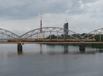 In der Abendsonne fährt ein ER2T über die Daugava. Das Gleichstrommotorengeräusch ist weithin zu vernehmen. 6.8.2016, Riga