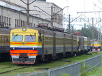 ER2T-7118-09 in Vagonu Parks in Riga. Diese Baureihe wurde in vielfältiger Ausführung von 1962-1984 in Riga hergestellt. Die Wagonbaufabrik scheint in der Nachwendezeit ziemlich inaktiv gewesen zu sein, existiert aber weiterhin und arbeitet derzeit wohl an einem neuen Dieseltriebzug. Vagonu Parks ist eine sehr interessante Station, meine dort aufgenommenen Fotos stammen vom Bahnsteig bzw. einer Fußgängerbrücke. 7.8.2016, Riga