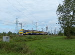 Der Bahnübergang signalisiert, dass gleich etwas kommt, und der Bahnfan geht in Position: ER2T-7116-05R saust kurz vor Tiraine an mir vorbei. 8.8.2016, bei Riga