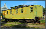 Auf dem Außengelände des Eisenbahnmuseums Riga steht der 4-achsige Gepäckwagen 02008, der 1925/26 in Lipaja gebaut wurde.