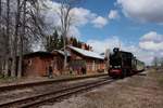 Der Sonderzug mit Gr 319 wartet am 11.05.2017 im Bf Kalniena auf die Kreuzung mit dem Planzug Gulbene - Alúksne.