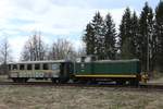 Der Planzug am 11.05.2017 auf der Strecke Gulbene - Alūksne, geführt von TU7A-2994, im Bf Kalniena.