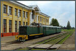 Vor dem mächtigen Empfangsgebäude des Bahnhofs Gulbene wartet Tu7A 2994 mit ihren 2-Wagen-Zug nach Alūksne (Marienburg) auf die Fahrgäste.