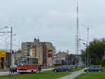 Stadtverkehr in Daugavpils. Während der Fuhrpark auf der Straße längst erneuert ist, fahren auf der Schiene noch hübsche Straßenbahnen aus Sowjetzeiten. Wagen 109 , Typ KTM-5, Cietokšņa iela, 11.8.2016