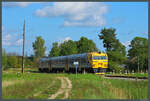 Kurz vor dem Endbahnhof Gulbene passiert DR1A-227.6 am 01.09.2024 einen Bahnübergang.