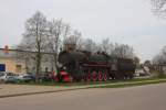 Vor dem Bahnhof in Radviliskis hat man eine ehemalige  Beutelok  der
Deutschen Reichsbahn Bahnreihe 52 aufgestellt.
Die Lok trgt die Nummer TE1 507. 
Aufnahme am 30.4.2012.