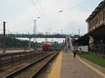 Im Hauptbahnhof Vilnius rangiert ER20 026, leider im totalen Gegenlicht mit Blickrichtung Westen.