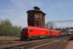 Eine moderne Siemens Doppeltraktion fhrt am 29.4.2012 am Wasserturm  des Bahnhof Kaisyadoris in Litauen vorbei.