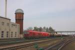 Radviliskis in Litauen am 30.04.2012.
Zwei moderne ER 20 Siemens Lokomotiven schleppen aus Nordwesten kommend
einen Tankzug in den Bahnhof. 