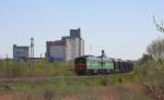 Ein Gterzug erreicht den Ortsrand von Jekabpils aus Richtung Rezekne
am 1.5.2012 einfahrend. Es zieht eine russische Doppellok 2T3m den Zug.
