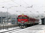 Mit dem Steuerwagen voraus fährt der Zug der Reihe DR1AM in Richtung Turmantas aus. 1.1.2019, Bahnhof Vilnius
