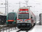 Der weißrussische DP3-007 und der litauische EJ575-001 warteten am 1.1.2019 im Bahnhof von Vilnius auf ihre Abfahrt. Vom Bahnhof Vilnius aus verkehren internationale Züge nach Weissrussland, Russland und Lettland.