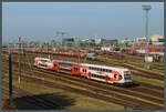 EJ575 003 der LTG rollt am 03.09.2024 durch den Bahnhof von Vilnius. Im Hintergrund sind zahlreiche abgestellte M62 zu sehen