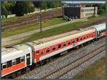 Der Reisezugwagen 58 24 38-39 733-0 der LTG Link trägt im Gegensatz zu den benachbarten Wagen noch die alte Lackierung. Eingereiht ist der Wagen im Zug Vilnius - Klaipėda. (Bf Klaipėda, 25.08.2024)