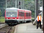 Der Bahnhofsvorsteher hat die Fotografen im Auge, whrend der CFL Triebzug 628/928 506-8 in den Bahnhof von Ettelbrck einfhrt. 07.06.08