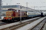 Im Sommer 1988 rangiert CFL 909 mit einigen DB-Wagen im Hauptbahnhof Luxemburg. Diese Maschinen sind baugleich mit der Reihe 63000 der SNCF.