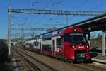 CFL Triebzug 2411, ist auf dem Rückweg  von Luxemburg nach Diekirch, verlässt gerade den Bahnhof von Mersch als wir bei unserer Wanderung von Lintgen nach Mersch am Bahnhof ankommen.