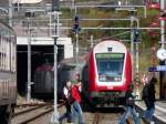 Nachdem der Verstrkungszug im Bahnhof von Wiltz angekommen ist, kann RB 3242 seine Reise in Richtung Luxemburg antreten. Da es in Wiltz keine Unterfhrung gibt, mssen die Fahrgste die Gleise berqueren. 16.04.08