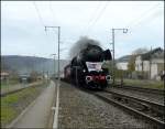 Hier fhrt die Dampflok 5519 in der Nhe von Lorentzweiler in Richtung Luxemburg. Vorne auf der Lok sieht man das Banner  Strenzuch  zu Gunsten des  Tlvie . 20.04.08