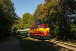 Im Rahmen der Veranstaltung Fond-de-Gras meets Diesel Classics war ex CFL 1806 am 1. Oktober 2023 auf der Strecke des AMTF Train 1900 unterwegs. Hier ist sie mit Wegmann-Wagen kurz vor Fuusbësch unterwegs. 