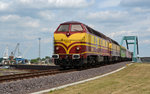 1806 und 1817 haben mit ihrem Pendelzug am 21.05.16 die Steinkopfinsel in Magdbeurg verlassen und rollen nun die Böschung der Kanalbrücke hinab Richtung Hafen Magdeburg.