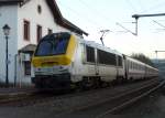 Lok 3010 mit Zug bei der Abfahrt im Bahnhof von Wilwerwiltz in Richtung Clervaux am frhen Abend des 18.12.07.