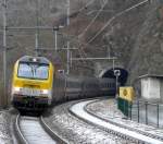 Lok 3010 beim Verlassen des Tunnels  Kirchberg  oberhalb des Bahnhofs von Kautenbach. Der Zug kommt aus Lttich. 25.12.07 