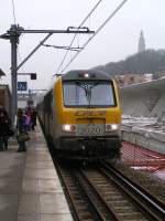 Lok 3020 ist mit ihrem Zug aus Luxemburg im Bahnhof Liège Guillemins angekommen.