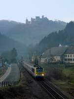 IR 119 mit Lok 3003 kommt in der Abenddmmerung aus Richtung Kautenbach durch Michelau gefahren. Im Hintergrund erkennt man die Ruine des Schlosses von Bourscheid. 24.02.08