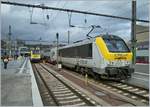 Die beiden CFL Loks 3012 und 3015 alleine hätten mir nicht genügend Gründe zur Veröffentlichung geboten, erst die zu den Loks passend gelbe Tasche eines Reisenden auf dem Bahnsteig hat mich dazu bewogen. 
Luxembourg, den 13. März 2008 