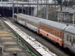 Das sind keine Schneereste im Bahnhof von Luxemburg, sondern eine weie Folie, welche wegen der dort stattfindenden Arbeiten zwischen den Gleisen liegt. Daneben wartet eine E-Lok der BR 3000 mit ihren SNCB Wagen auf die Abfahrt nach Lttich am 05.04.08. Das Bild wurde von der Fugngerbrcke aufgenommen. 