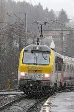 Da im Bahnhof von Wilwerwiltz noch immer Gleisarbeiten durchgefhrt werden, kommt E-Lok 3020 am 10.02.09 whrend einer leichten Schneeschauer auf dem  falschen  Gleis aus Richtung Liers dort an. (Jeanny)