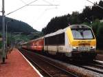 3019 mit IR 114 Luxembourg-Liers auf Bahnhof Vielsalm 21-7-2004.