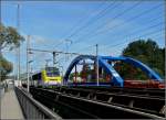 Whrend die 3017 mit dem IR 117 aus Liers am 19.09.2010 noch ber die alte Brcke in Ettelbrck fhrt, nimmt im Hintergrund die neue Brcke langsam Gestalt an.