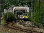 - Aus dem Archiv - Auf der kurvenreichen Strecke zwischen Salmchteau und Bovigny zieht die 3008 den IR 117 Liers - Luxembourg durch die schne Landschaft der belgischen Ardennen. Die sich seit Jahren im Bau befindliche Brcke im Hintergrund, ist mittlerweile fertiggestellt. 06.09.09 (Jeanny)