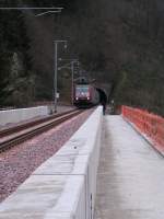 Lok 4020 verlsst den Tunnel Bourscheid bei Michelau und berquert anschlieend die runderneuerte Brcke ber die Sauer, um die Fahrt in Richtung Luxemburg fortzusetzen am 15.12.07.