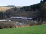 Eine Lok der Baureihe 4000 schiebt ihren Zug durch das kurvenreiche Tal von Kautenbach nach Wiltz am 16.12.07.