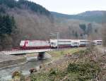 An dieser Stelle wurde das Gebsch entfernt, sodass man freie Sicht hat auf die Wiltz, die Brcke und die E-Lok 4008, welche in Richtung Kautenbach fhrt.