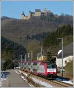 - Winterimpressionen - Die Burg Bourscheid scheint es wenig zu interessieren, dass der IR 3737 Troisvierges - Luxembourg  am 10.02.2012 durch Michelau braust. (Jeanny) 