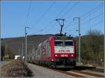 4014 mit ihrer Werbung fr den lngst abgeschlossenen Fotowettbewerb brauste am 07.03.10 in Erpeldange/Ettelbrck an der frisch gestutzen Hecke vorbei. (Jeanny)  