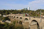 CFL 2004 und 2015 überqueren hier gerade die Eisenbahnbrücke über die Alzette in Luxembourg Ville auf dem Weg von Diekirch nach Luxembourg Ville. (08.10.2023)