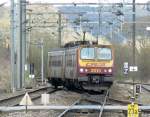 Triebzug 2013 kommt aus Ettelbrck und fhrt ber die Weichen in den Bahnhof von Mersch ein. 23.03.08