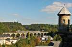 . Herbst in der Stadt Luxemburg - Der Versuch einen berrest der Festung Luxemburg mit ins Bild zu nehmen, als die Doppeleinheit Z 2000 als RB 3440 Ettelbrck – Luxembourg am 23.09.2014 den 257 Meter langen Pfaffentaler Viadukt befhrt. (Jeanny) 