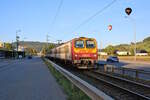 CFL 2005 und 2002 fahren hier im letzten Abendlicht als RB von Diekirch nach Luxembourg Ville und sind hier gerade auf der eingleisigen Strecke von Diekirch nach Ettelbruck unterwegs.